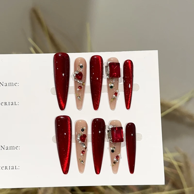 Glamouröses Press-On Nagelset mit dekorativen Akzenten