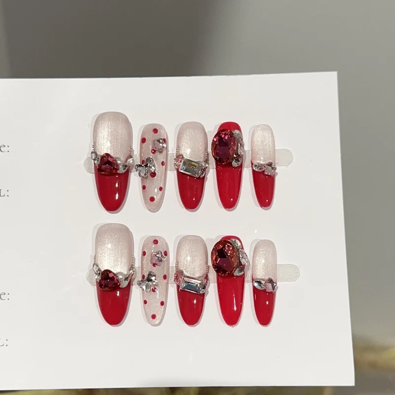 Glamourös Press-On Nagelkunstset mit Strassakzenten