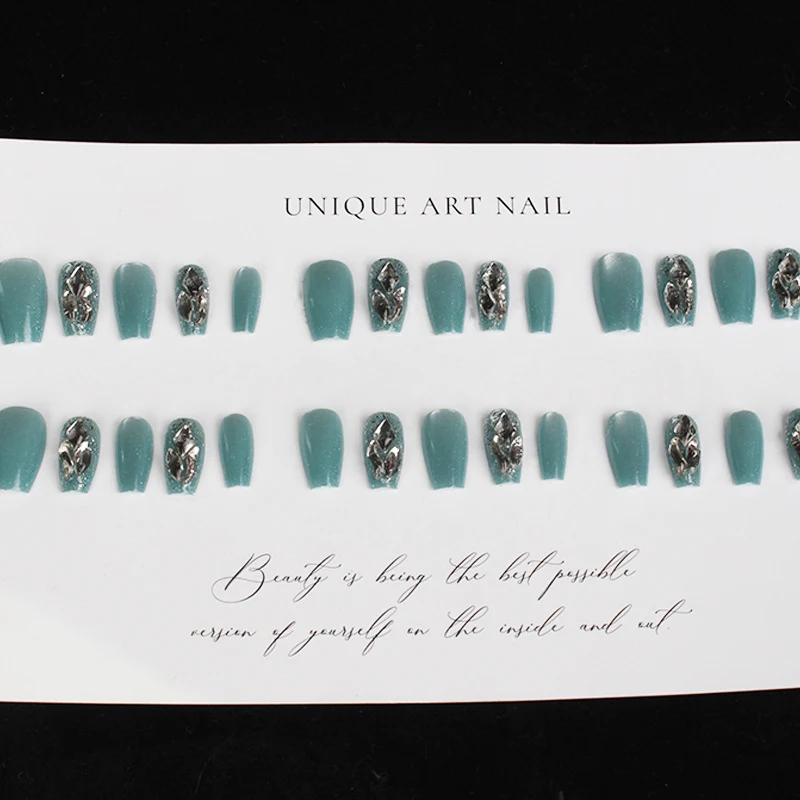 Elegantes Press-On-Nagelset mit Schmuckakzenten