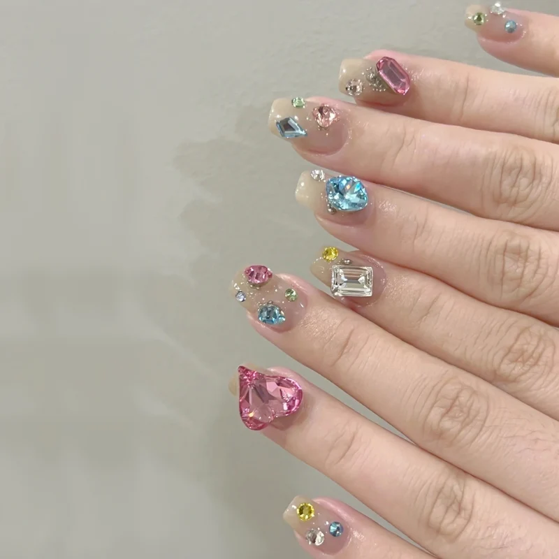 Glamouröses Press-On Nagelkunst-Set mit Strassakzenten
