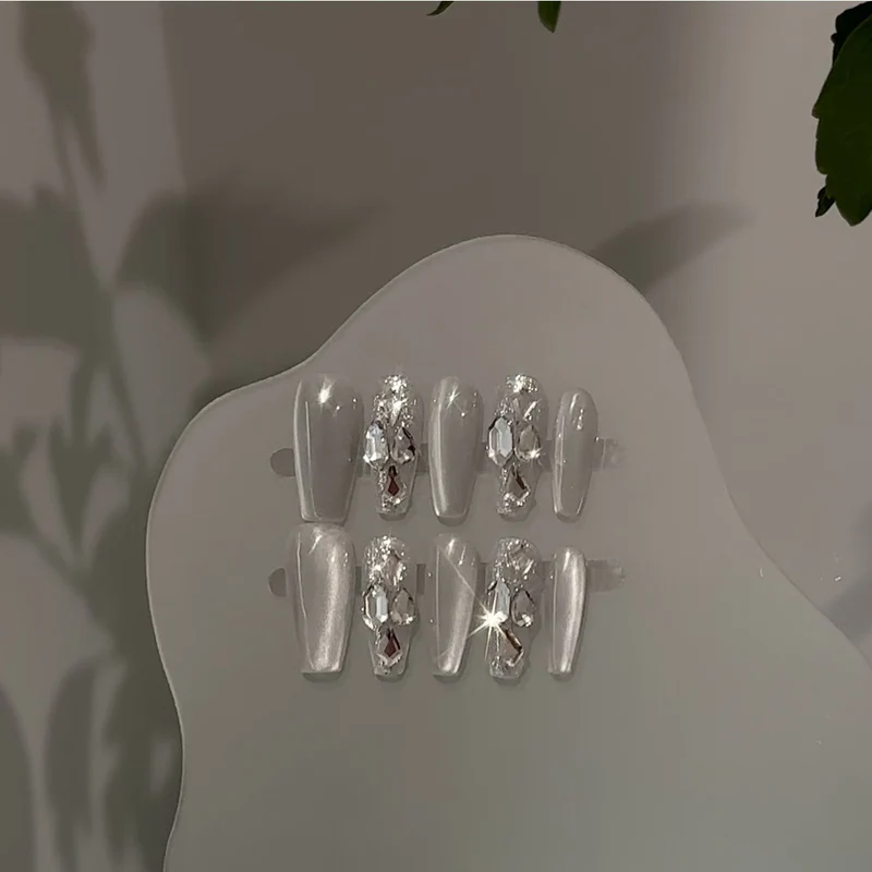 Dekoratives Press-On Nageldesign-Set mit glitzernden Akzenten