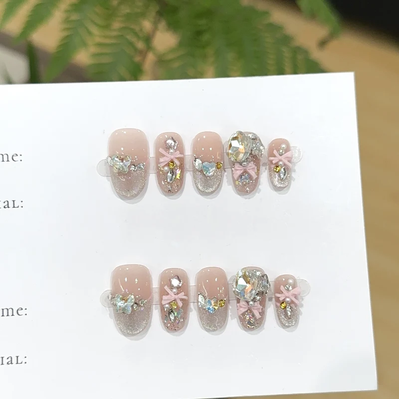 Dekoratives Press-On Nagelkunstset mit Strass-Akzenten