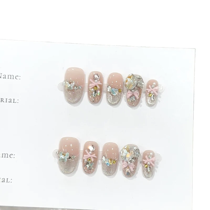 Dekoratives Press-On Nagelkunstset mit Strass-Akzenten