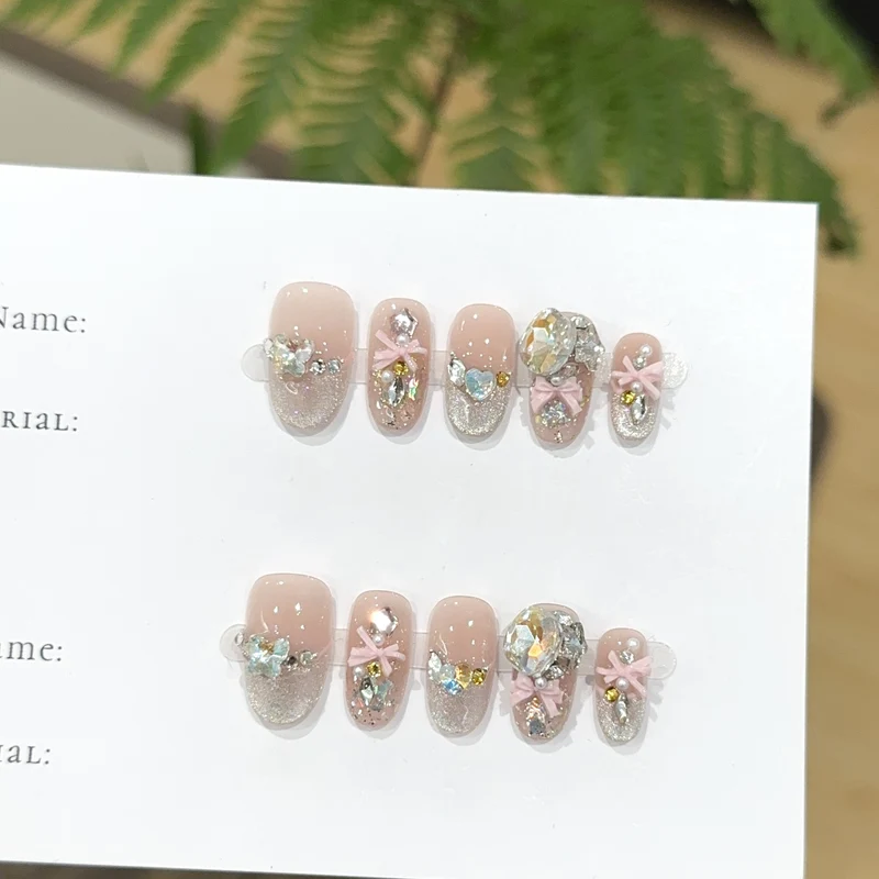 Dekoratives Press-On Nagelkunstset mit Strass-Akzenten
