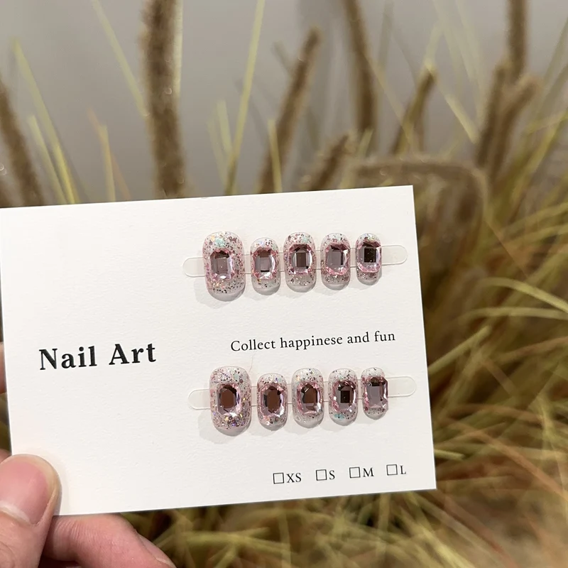Dekorativer Press-On Nagelkunstset mit glitzernden Akzenten