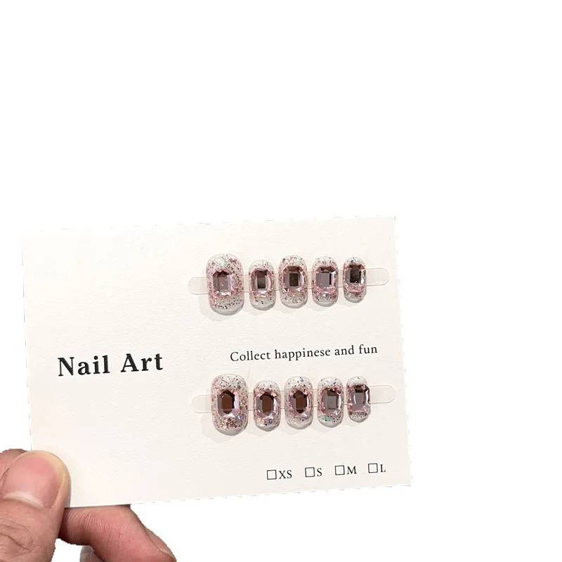 Dekorativer Press-On Nagelkunstset mit glitzernden Akzenten