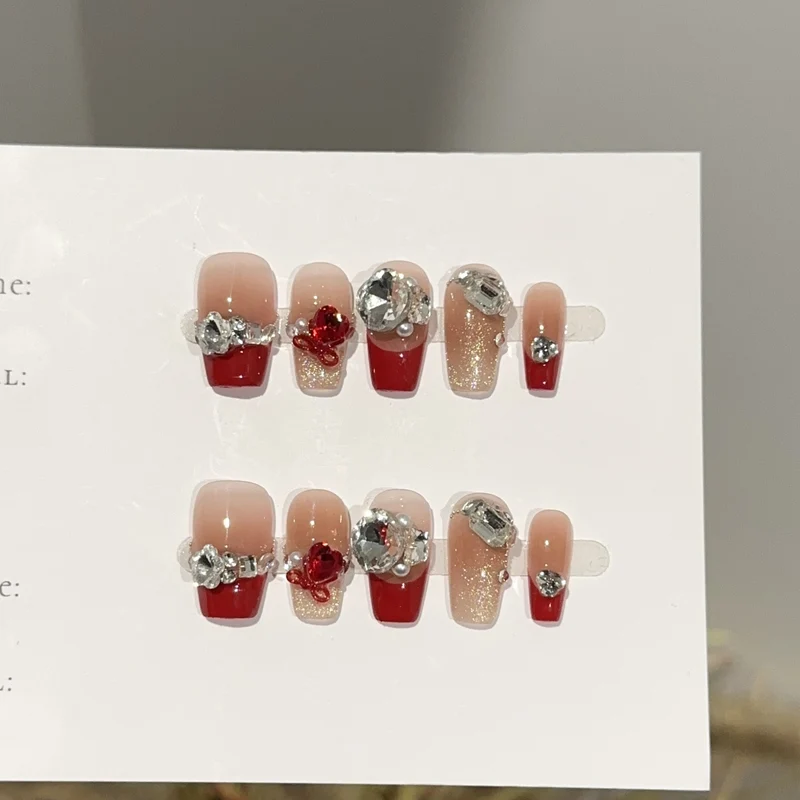 Dekoratives Press-On Nagelkunstset mit Edelsteinakzenten
