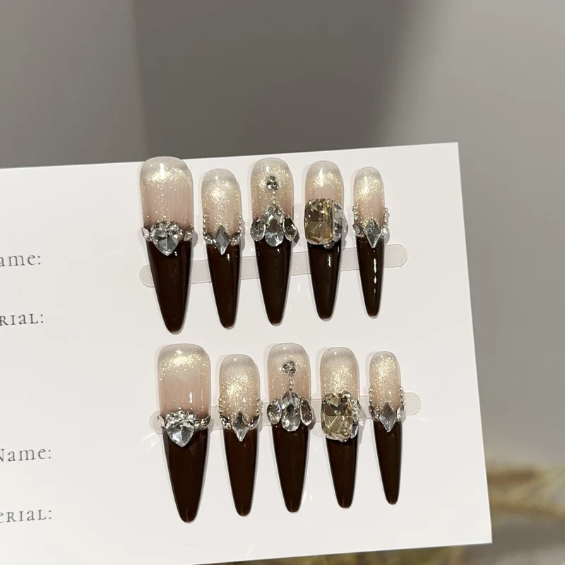 Elegante Stiletto Press-On Nagelset mit Strassakzenten
