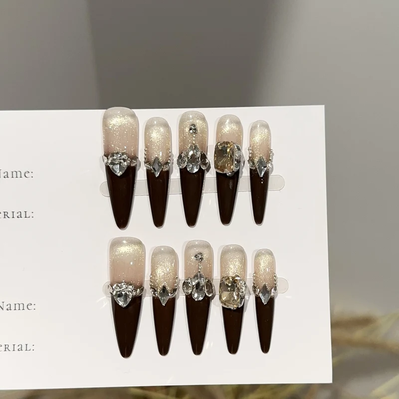 Elegante Stiletto Press-On Nagelset mit Strassakzenten