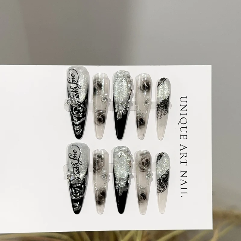 Elegantes Stiletto Press-On Nagelkunstset mit floralem und edelsteinartigem Akzenten
