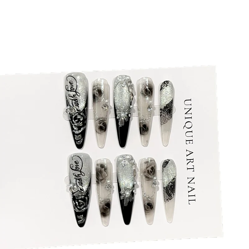 Elegantes Stiletto Press-On Nagelkunstset mit floralem und edelsteinartigem Akzenten
