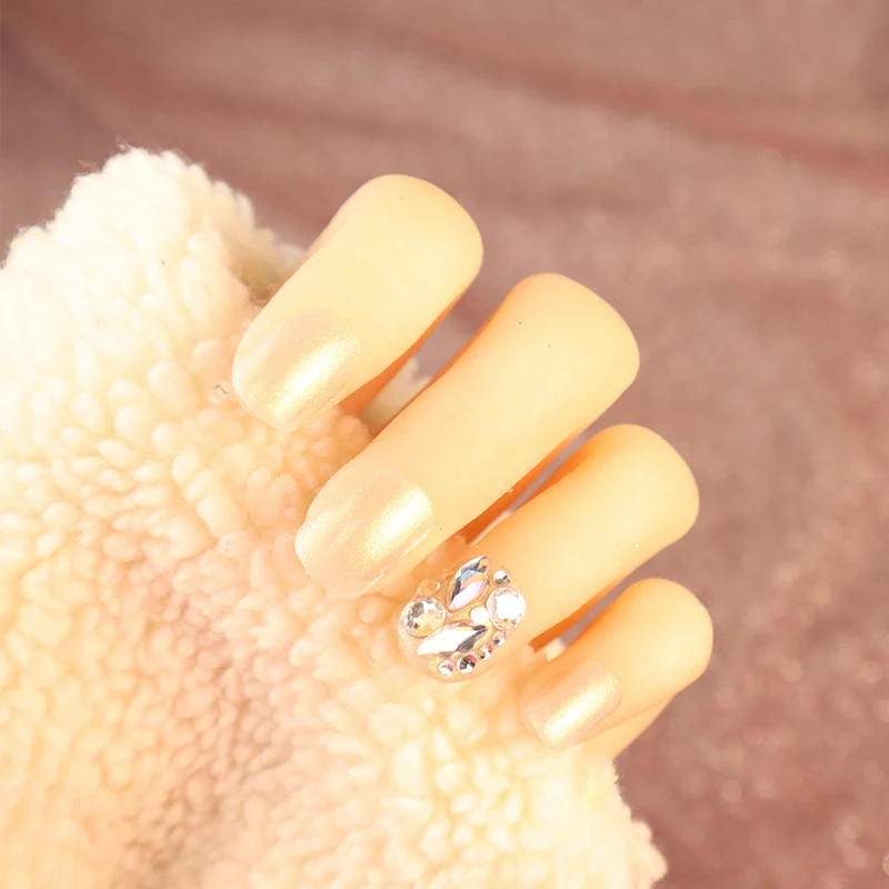 Elegantes Press-On-Nagel-Set mit Strass-Akzenten