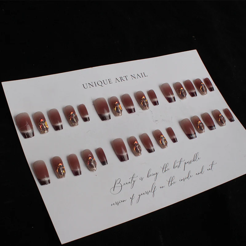 Elegantes Press-On-Nagel-Set mit künstlerischem Blumendesign