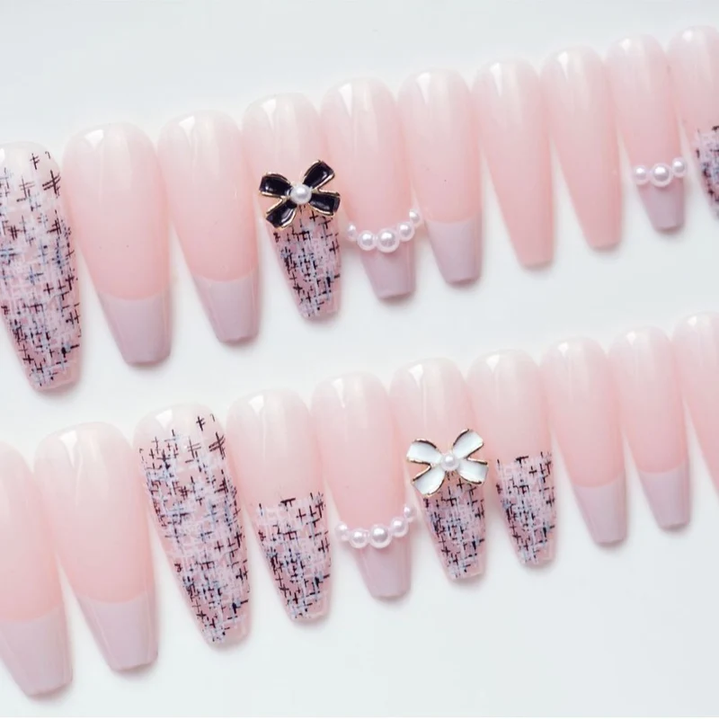 Elegante Press-On Nagelkunst mit dekorativen Schleifenakzenten