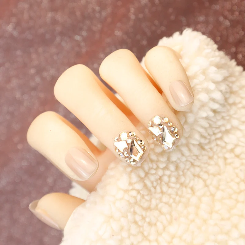 Dekoratives Press-On Nagelkunst Set mit Edelsteinakzenten