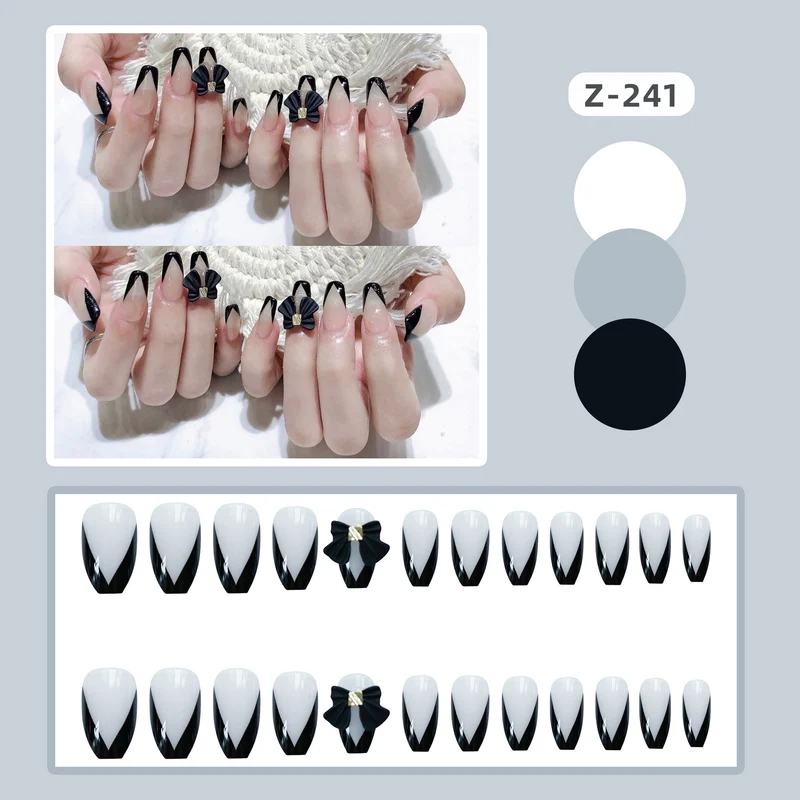 Dekoratives Press-On Nagelkunst-Set mit floralem Akzent