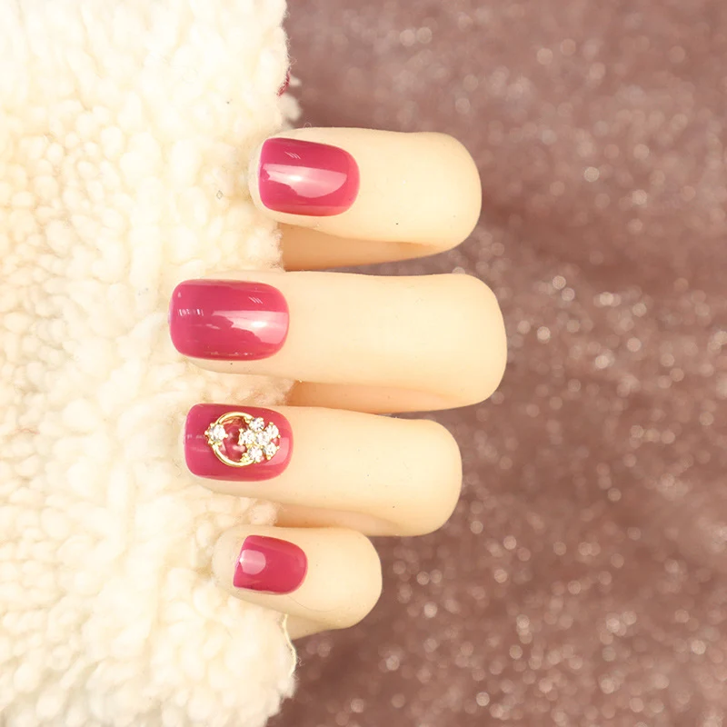Dekoratives Press-On Nail Art Set mit eleganten Akzenten