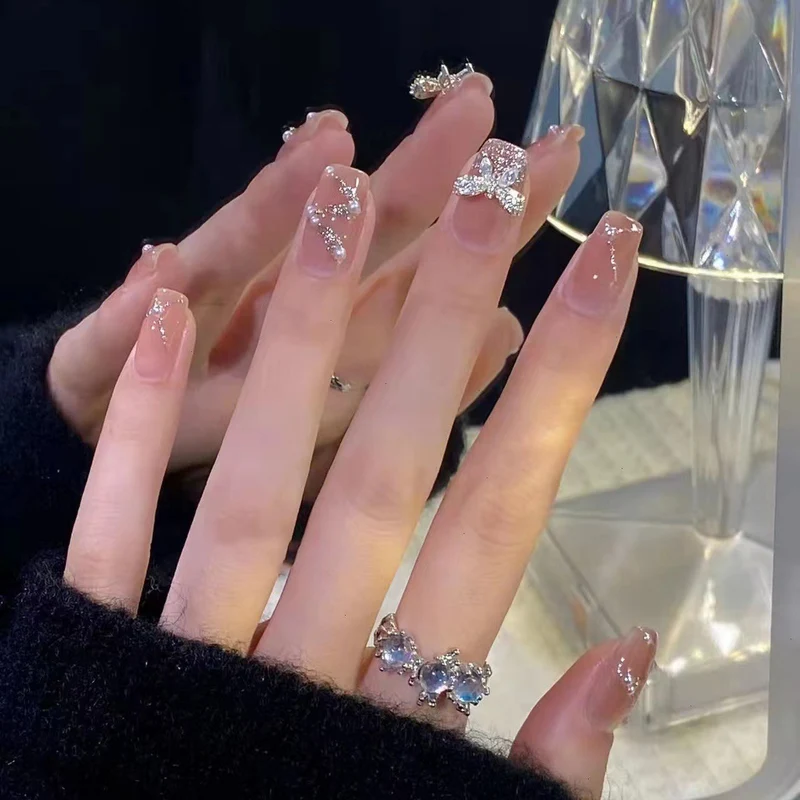 Dekoratives Press-On Nagelkunstset mit Kristallakzenten