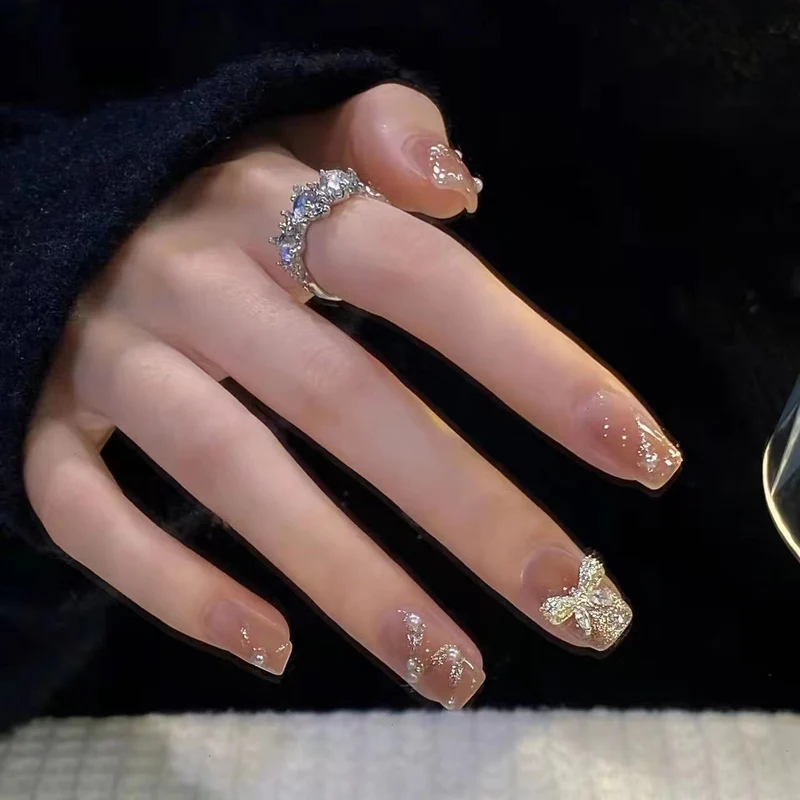 Dekoratives Press-On Nagelkunstset mit Kristallakzenten