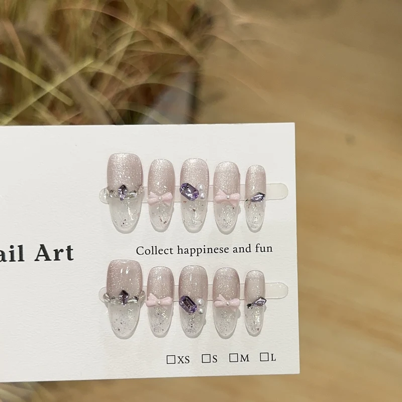 Dekoratives Press-On Nagelkunstset mit eleganten Akzenten