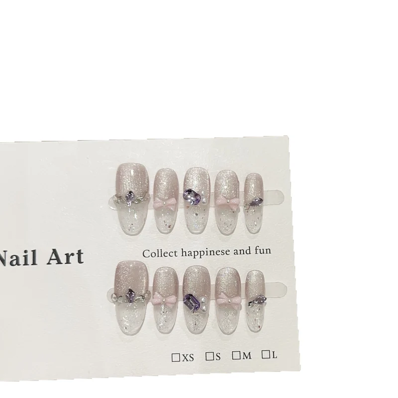 Dekoratives Press-On Nagelkunstset mit eleganten Akzenten