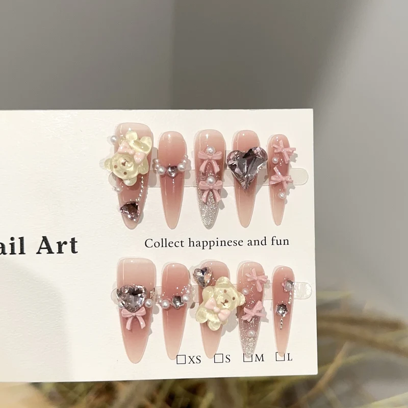 Dekoratives Press-On Nagelkunst-Set mit Charms