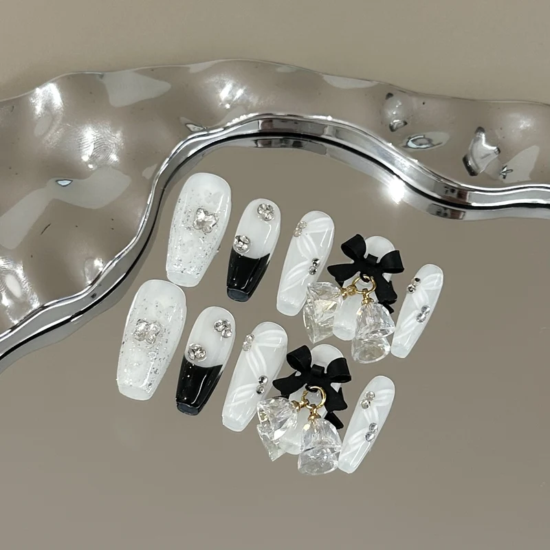 Elegantes mit Strass verziertes Press-On Nagelkunstset