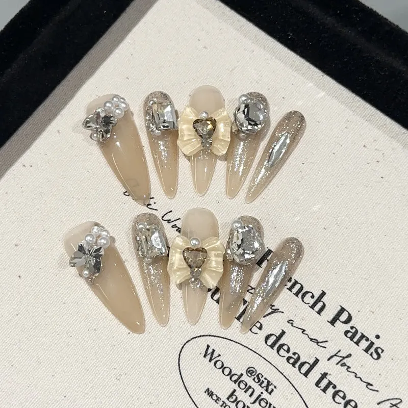 Elegantes mit Strasssteinen verziertes Press-On Nagelset