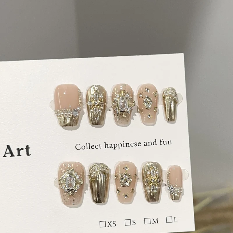 Glamouröse mit Schmuck verzierte Press-On Nagelkunst