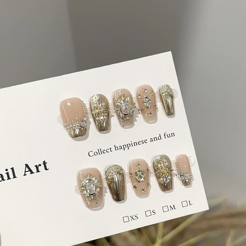 Glamouröse mit Schmuck verzierte Press-On Nagelkunst