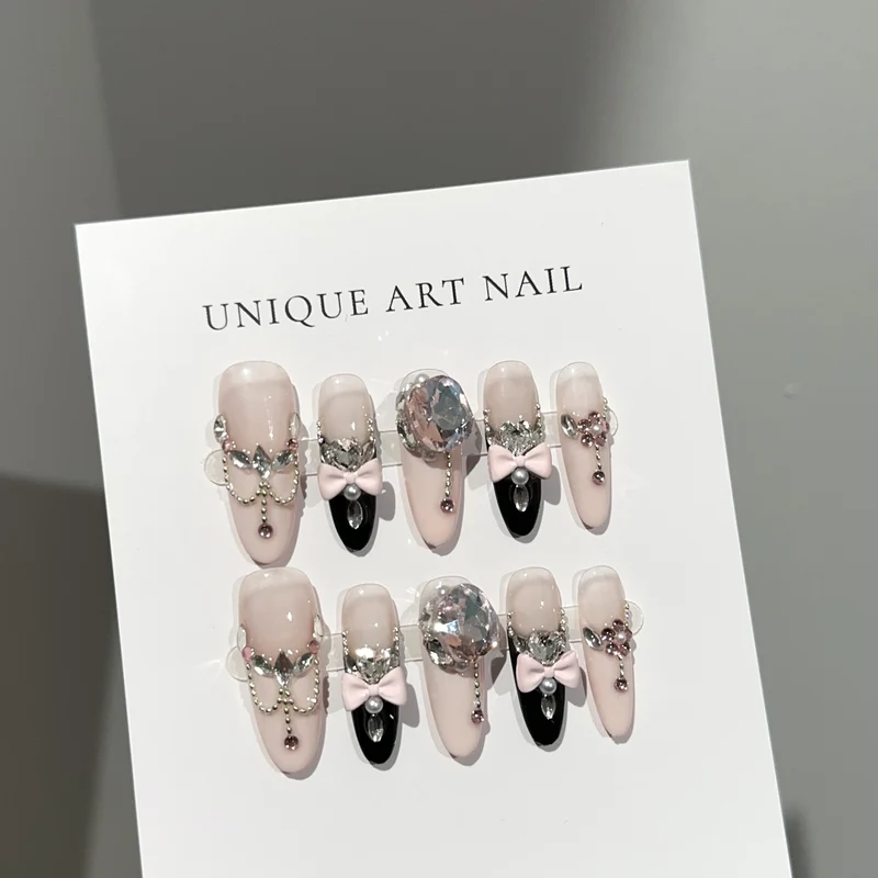Luxuriöse dekorative Press-On-Nagelkollektion