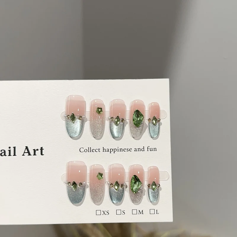 Luxuriöse mit Kristallen verzierte Press-On Nagelkunst