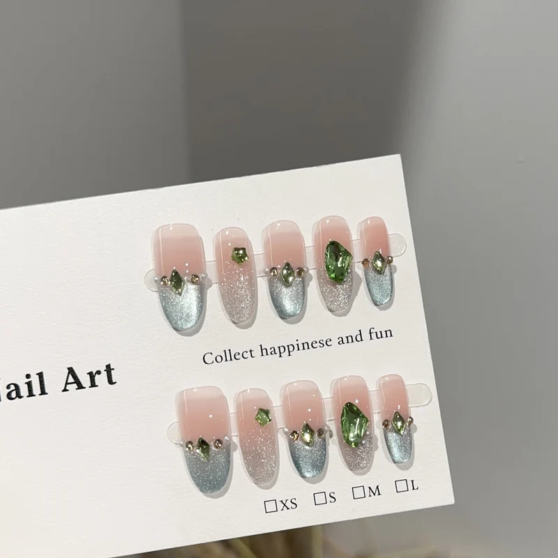 Luxuriöse mit Kristallen verzierte Press-On Nagelkunst