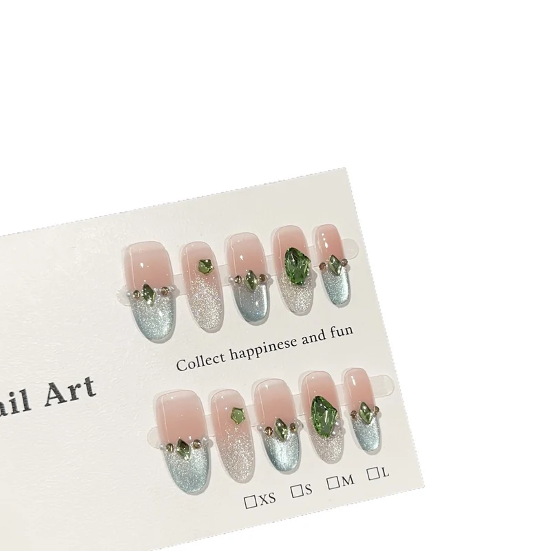 Luxuriöse mit Kristallen verzierte Press-On Nagelkunst