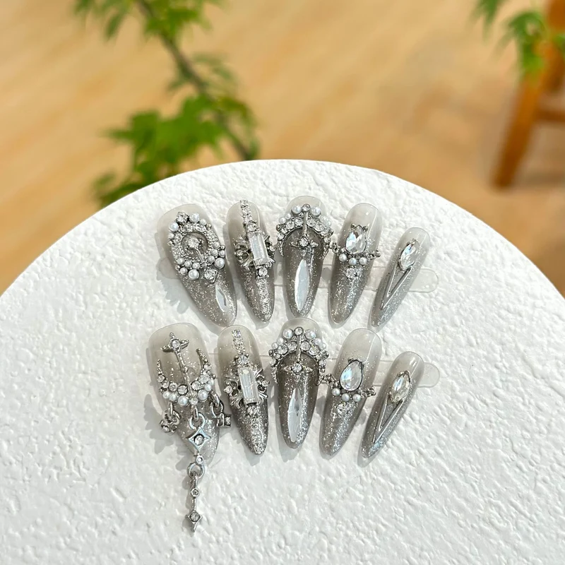Luxuriöses mit Strass verziertes Press-On-Nagel-Set