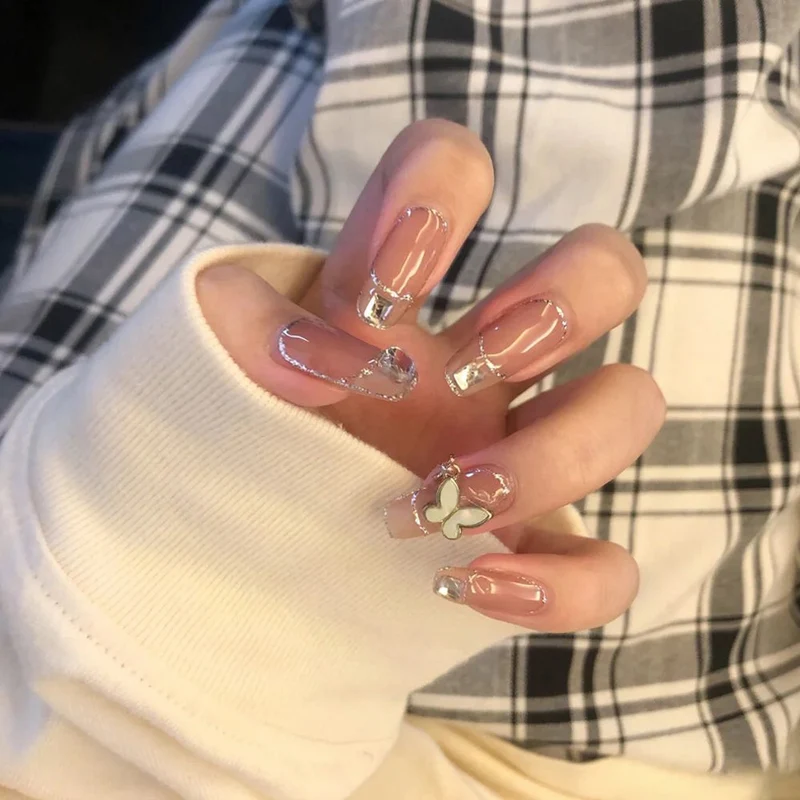Elegantes Press-On-Nageldesign-Set mit Schmetterlingsakzenten
