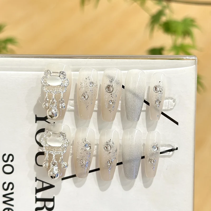 Glamouröse elegante Press-On-Nagelset mit Strassakzenten
