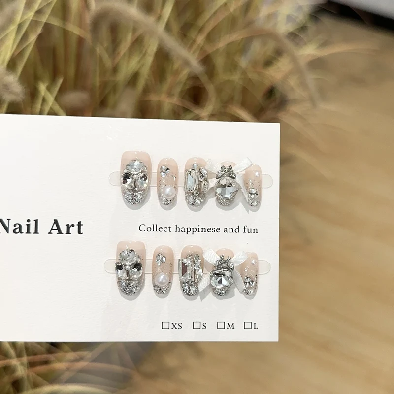 Glamouröse dekorative Press-On Nägel mit Strass-Akzenten
