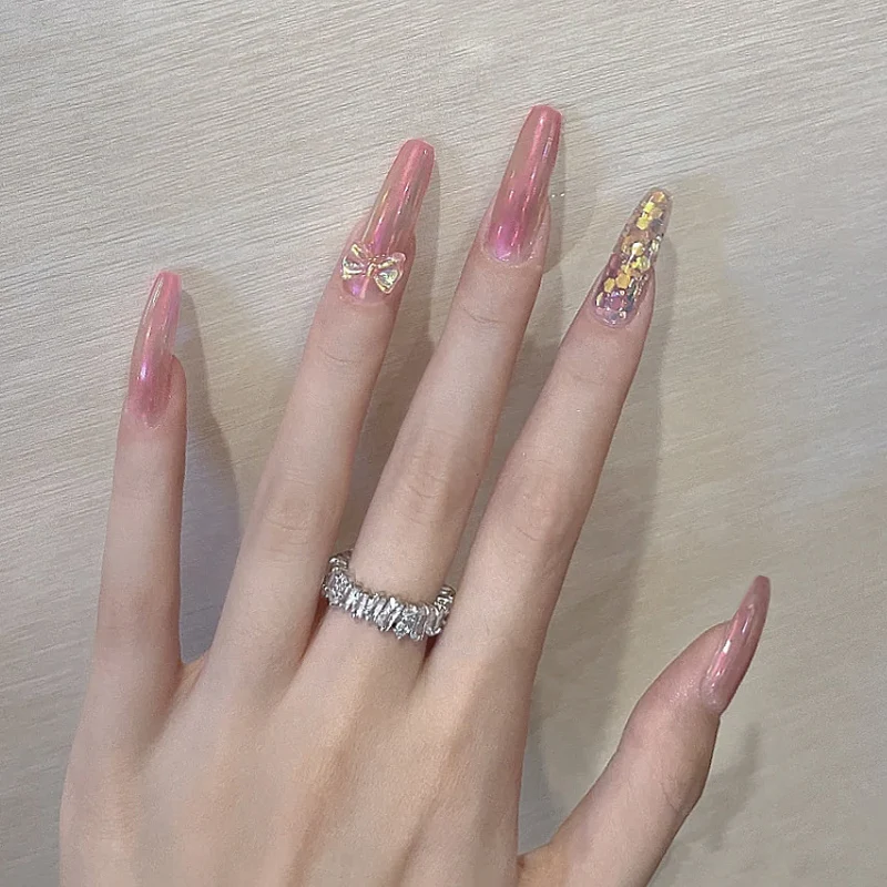 Dekoratives Press-Ons-Nagelkunst-Set mit Schmetterlingsakzenten