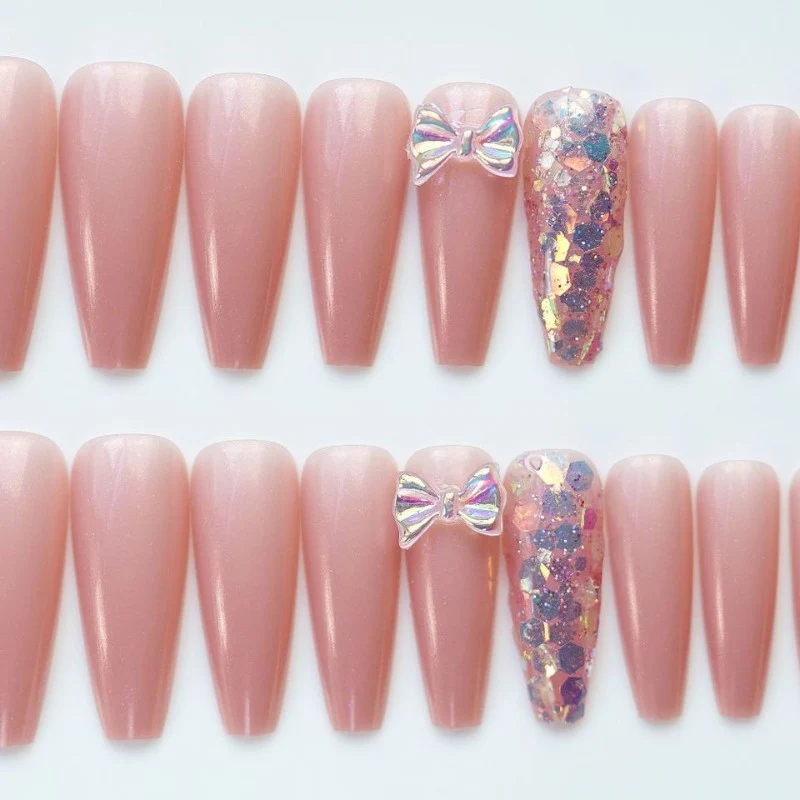 Dekoratives Press-Ons-Nagelkunst-Set mit Schmetterlingsakzenten