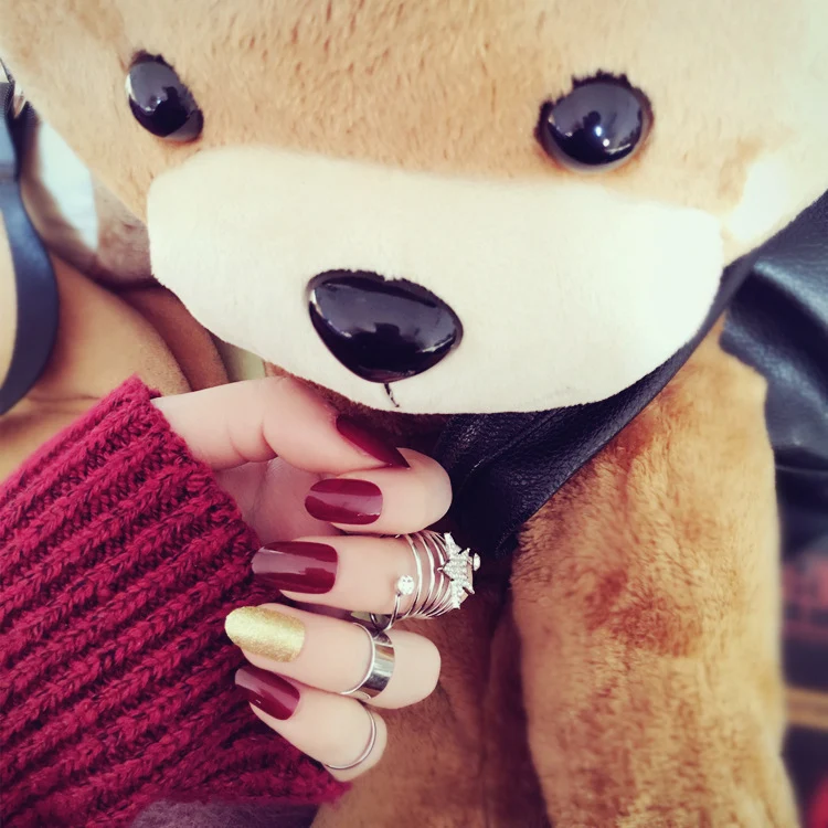 Dekoratives Nagelkunstset mit atemberaubenden Designs
