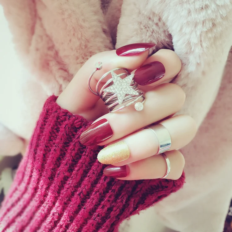 Dekoratives Nagelkunstset mit atemberaubenden Designs