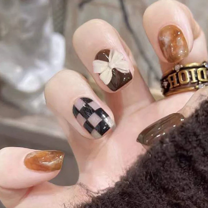 Künstlerisches Press-On-Nagelset mit einzigartigem Design