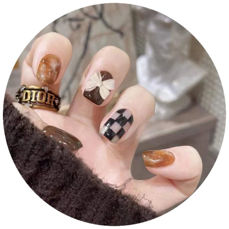 Künstlerisches Press-On-Nagelset mit einzigartigem Design