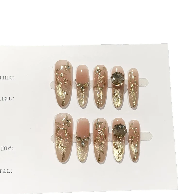Elegantes Press-On-Nagelkunst-Set mit floralen Akzenten