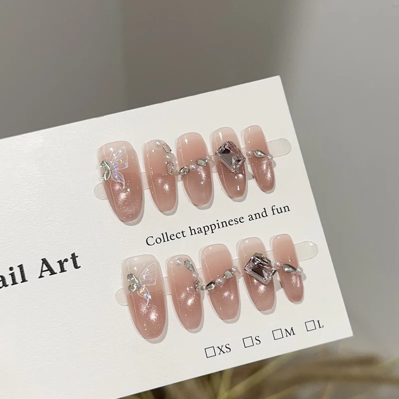 Elegantes Press-On-Nagelkunst-Set mit dekorativen Akzenten