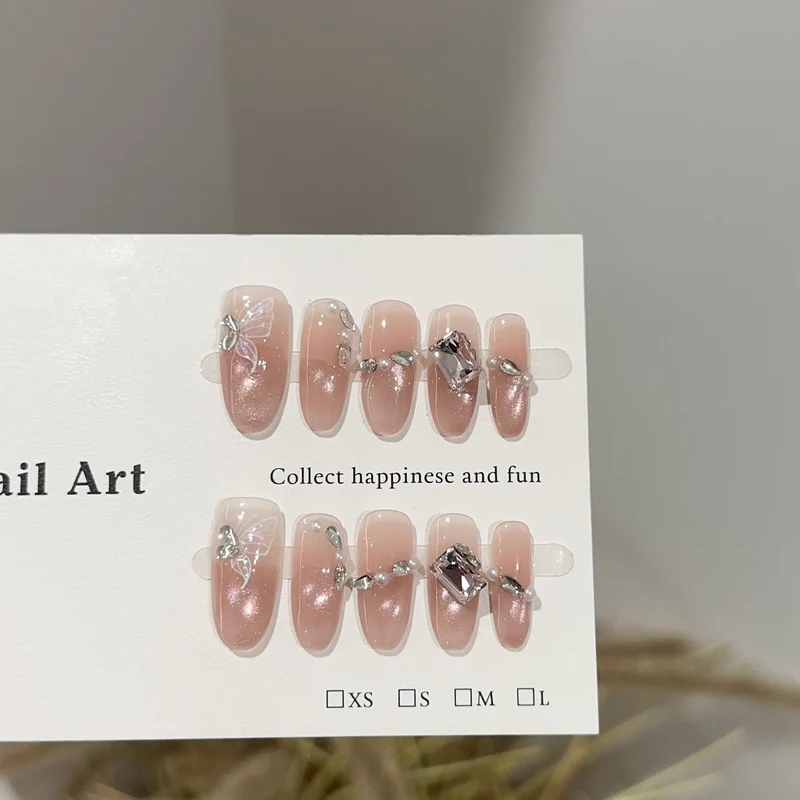 Elegantes Press-On-Nagelkunst-Set mit dekorativen Akzenten