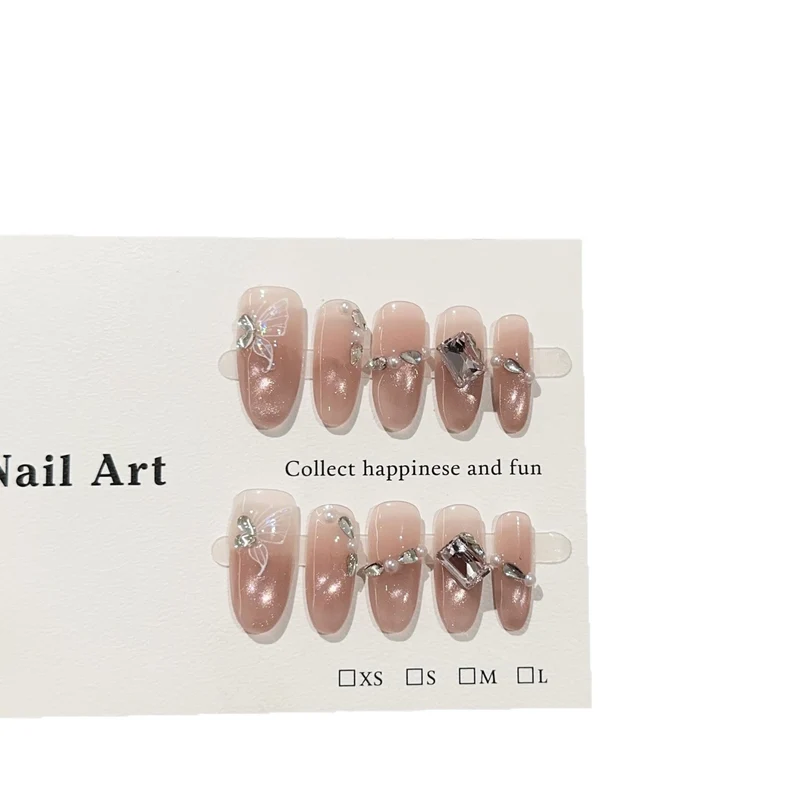 Elegantes Press-On-Nagelkunst-Set mit dekorativen Akzenten