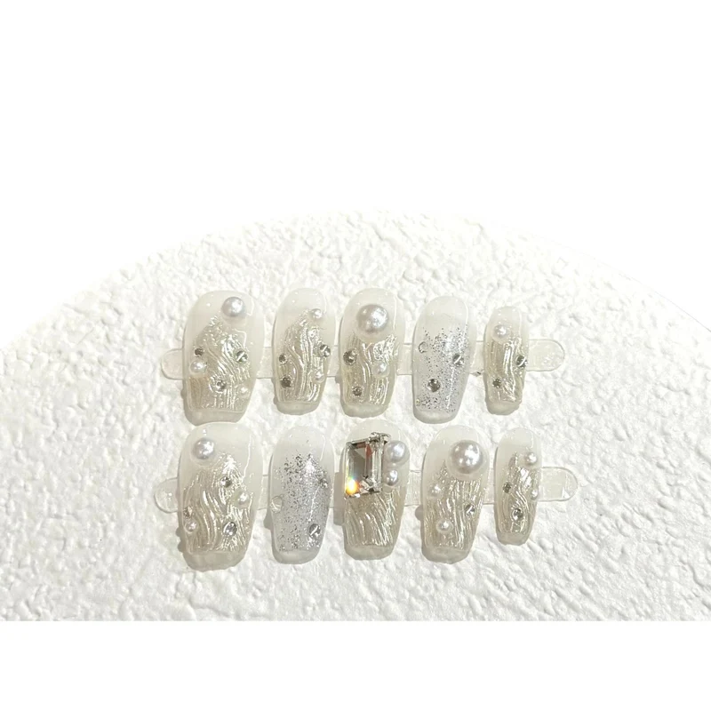 Elegantes Perlen- und Strass-Ppress-On-Nagelset