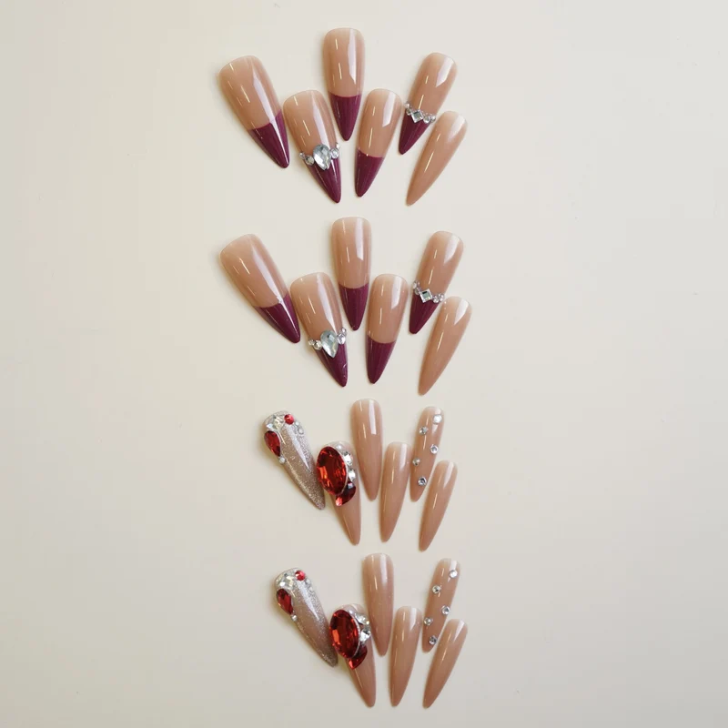 Dekoratives Stiletto Press-On Nagelset mit Strassakzenten